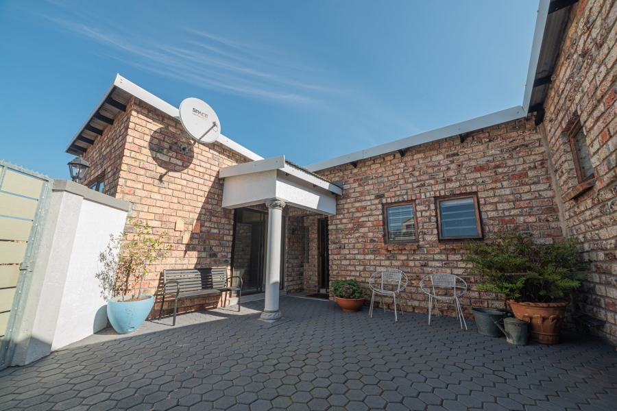 3 Bedroom Property for Sale in Fraaiuitsig Western Cape